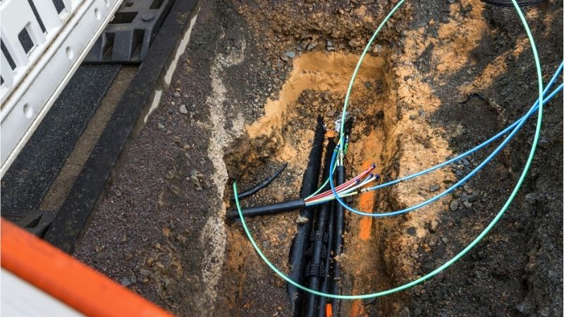 Verlegung von Glasfaser, offener Boden mit sichtbarer Verkabelung