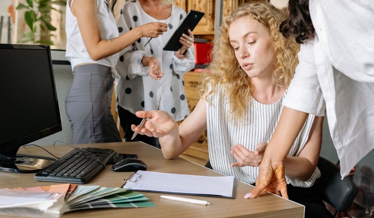 Mitarbeiter diskutieren am Arbeitsplatz.