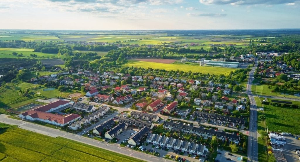 Stadt auf dem Land aus der Vogelperspektive