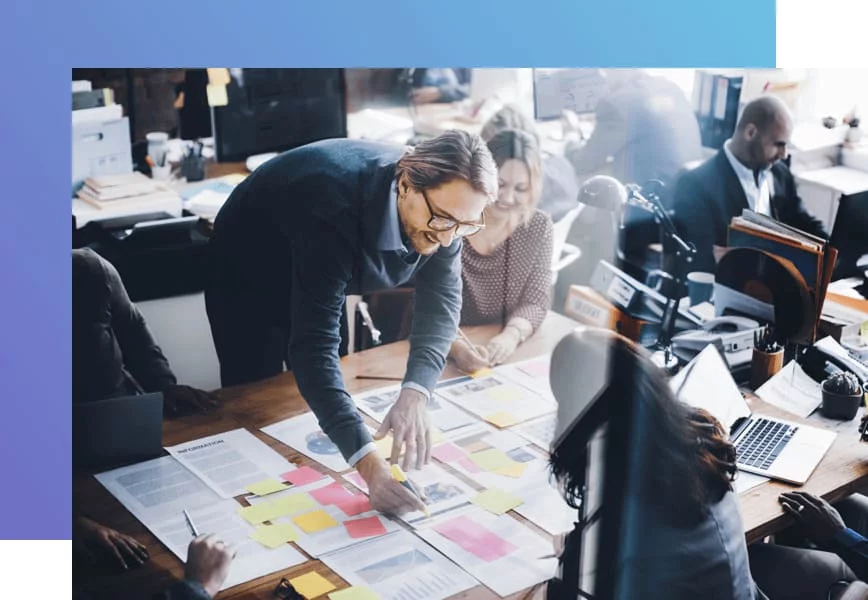 Mitarbeiter plant Strategie am Tisch